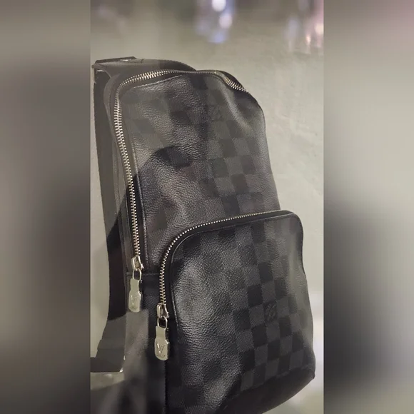Louis Vuitton Taiga Gray Canvas/Leather LV Unisex Sling bag Louis Vuitton Taiga Avenue Sling Bag Grey ref.1724052 - Joli  main image 3